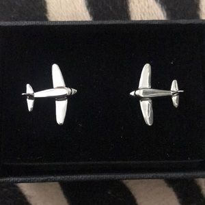 Cute pair of silver color airplane cuff links